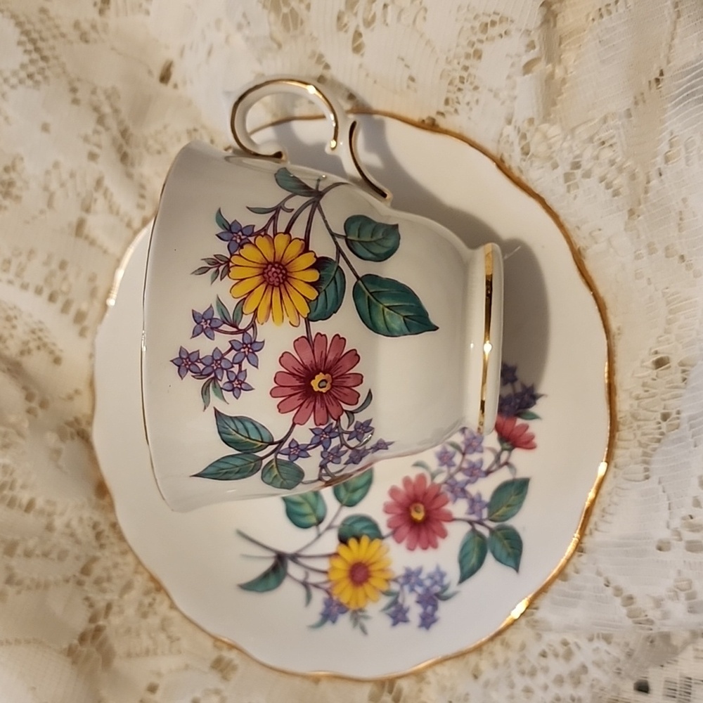 Vintage Royal Vale Bone China, Daisys Pattern, Tea Cup & Saucer, Made In England